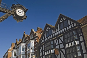 Great Britain City Locations Drucke: The Bracket Clock and timbered gables, High Street, Winchester, Hampshire
