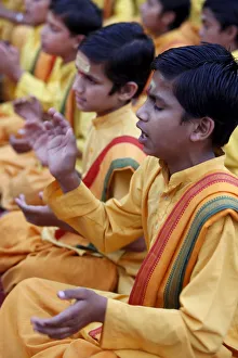 Indian Spirituality Images Drucke: Brahmachari singing in Parmath, Rishikesh, Uttarakhand, India, Asia