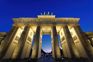 Brandenburg Gate At Dusk Drucke: Brandenburg Gate at sunset, Pariser Square, Unter den Linden, Berlin, Germany, Europe