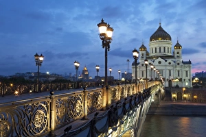Religiös Drucke: Brücke und Dom des Heiligen Geisterns am Abend in Moskau, Russland, Europa