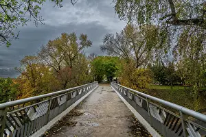 Drucke von Brücke im Gomel-Park bietet einen Blick auf Bäume und Himmel im Herbst mit grauen Wolken über Gomel, Weißrussland Weißrussland Drucke: Brücke im Gomel-Park bietet einen Blick auf Bäume und Himmel im Herbst mit grauen Wolken über Gomel
