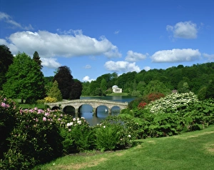 See Drucke: Brücke über den See im Stourhead-Garten in Wiltshire