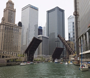 Drucke von Brücken erhöht werden um Segelboote durchzulassen. Die Chikagoriver in Chicago im Bundesstaat Illinois der Vereinigten Staaten von Amerika und Nordamerika Illinois Drucke: Brücken erhöht wurden um Segelboote hindurchzulassen, Fluss des Great Westens in Chicago