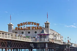 Iconic British Landmarks Drucke: Brighton Palace Pier under clear blue skies