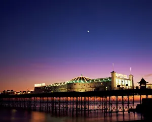 Brighton Und Hove Drucke: Das Leuchtturm am Pier von Brighton im Abendlicht in der Stadt Brighton im Land Süssex und auf dem Kontinent Europa