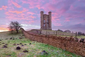 Drucke von Der Broadway-Turm und die Drystone-Wall im Cotswold am Sonnenaufgang in Broadway im Cotswolds in der Grafschaft Worcestershire in England Vereinigtes Königreich Europa Worcestershire Drucke: Broadway-Turm und Drsteinmauer der Cotswolds am Sonnenaufgang in Broadway im Cotswolds bei Worcester