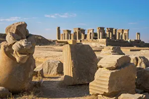 Drucke von Bruchstücksbullenkolonne im Vordergrund; Persopolis; Weltkulturerbe der UNESCO; Iran ; Mitte Ost Verwandte Bilder Drucke: Bruchbullenkolonne im Vordergrund, Persepolis Weltkulturerbe der UNESCO Iran Mitteleast