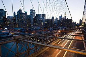 Manhattan Skyline At Night Drucke: Brooklyn Bridge in the evening, Manhattan, New York, United States of America
