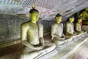 Dambulla Cave Temple Drucke: Buddha figures inside Dambulla cave Buddhist temple complex