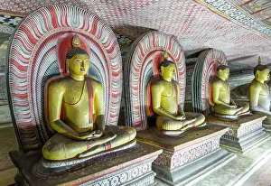 Dambulla Cave Temple Drucke: Buddha figures inside Dambulla cave Buddhist temple complex