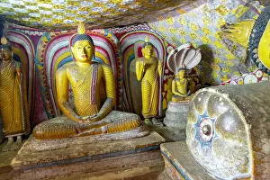Buddhist Temple Complex Asia Drucke: Buddha figures inside Dambulla cave Buddhist temple complex
