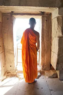 Drucke von Ein buddhistischer Mönch erkundet das Archäologische Komplex Angkor-Wasserfall im UNESCO Weltkulturerbe in der Stadt Siemreap Kambodscha Südostasien Asien Kambodscha Drucke: Ein buddhistischer Mönch erkundet das Archäologische Komplex Angkor