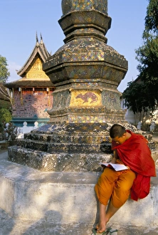Buddhist Monk Reading Drucke: Buddhist monk reading a book