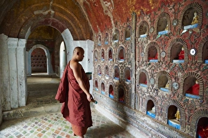 Buddhist Monastery Myanmar Drucke: Buddhist monk, Shweyanpyay monastery, Inle Lake, Shan State, Myanmar (Burma), Asia