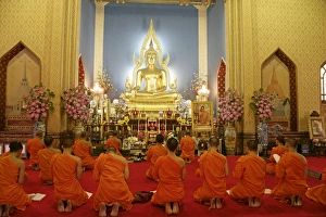 Wat Benchamabophit Bangkok Drucke: Buddhist monks praying
