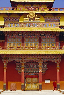 Buddhist Monks Drucke: Buddhist monks walking into a monastery