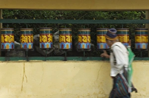 Buddhist Prayer Wheels Drucke: Buddhist turning prayer wheels