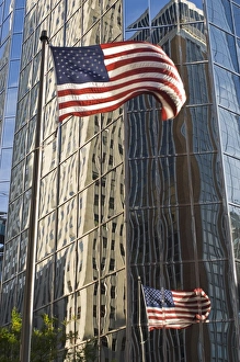 Oklahoma Travel Destinations Drucke: Building reflections and American flag, Oklahoma City, Oklahoma, United States of America