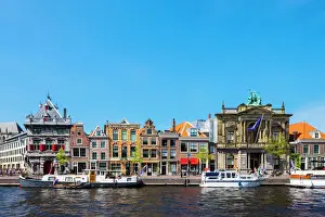 Bauten entlang der Spaarner Riverufer einschließlich des Teijlermuseums rechts von Haarlem