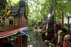 Ehemals für die Umwanderung des Geistes aus der Ficus-Baum konstruiert wurde es zur Unterbringung von Spenden phallischer Symbole hat sich das Heiligtum dem Fruchtbarkeit gewidmet. Chao Mae Tuptim (Shrine of the Goddess Tuptim), Bangkok, Thailand, Südostasien
