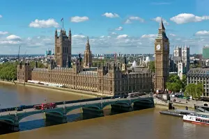 Fluss Drucke: Busse kreuzen am Westminster-Bridge vor dem Parlament der Häuser in London im Vereinigten Königreich Europa