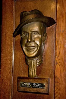 Drucke von Bronze-Modell von Carlos Gardel berühmt für Tango; Café Tortoni ein berühmtes Tanzcafé-Restaurant in Buenos Aires (Argentinien), Südamerika Argentinien Drucke: Carlos Gardels-Büste berühmt für Tango im Café Tortoni