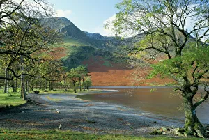 Cumbria Drucke: Das Buttermere im Lake-Distrikt-Nationalpark in der Grafschaft Cumbria in England und dem Vereinigten Königreich