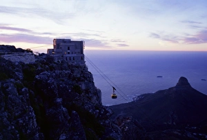 Outdoor Photography Africa Drucke: Cable car going up Table Mountain