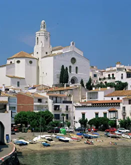 Katalonien ist bekannt für seine malerischen Küstenorte und die künstlerische Gemeinschaft der Stadt Cadaqués in Katalonien. Die Fähre von Port Lligat nach Figuer verbindet diese beiden Orte miteinander