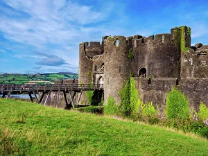 UK Castle Tours Drucke: Caerphilly Castle, Caerphilly, Gwent, Wales, United Kingdom, Europe