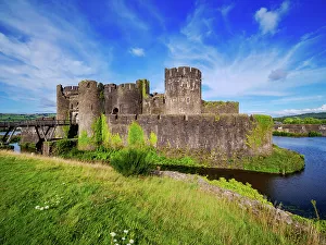 Medieval Castles In Europe Drucke: Caerphilly Castle and Moat, Caerphilly, Gwent, Wales, United Kingdom, Europe