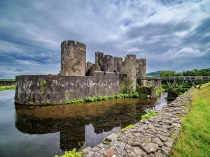 Welsh Heritage Sites Drucke: Caerphilly Castle and Moat, Caerphilly, Gwent, Wales, United Kingdom, Europe