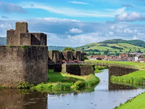Caerphilly Castle History Drucke: Caerphilly Castle and Moat, Caerphilly, Gwent, Wales, United Kingdom, Europe
