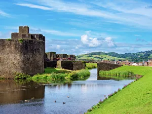 Castle Architecture Europe Drucke: Caerphilly Castle and Moat, Caerphilly, Gwent, Wales, United Kingdom, Europe