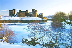 Cardiff Tourist Attractions Drucke: Caerphilly Castle in snow, Caerphilly, near Cardiff, Gwent, Wales, United Kingdom, Europe