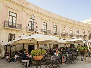 Drucke von Kaffeehaus im Domplatz von Ortigia in Sizilien Syrakus (Syracuse) Italien Europa Kulturerbestätten Drucke: Kaffeehaus im Domplatz von Ortygia zu Syrakus und Sizilien Italien Europa