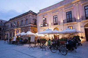 Drucke von Kaffeeabend im Piazza Duomo von Ortygia in Syrakus (Sizilien), Italien Kulturerbestätten Drucke: Kaffeehaus am Abend