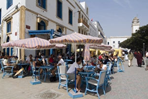 Moroccan Street Scene Drucke: Cafe in square