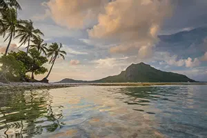 Tropical Paradise Found Drucke: A calm evening in the lagoon of Bora Bora as a cloud forms on top of the mountain
