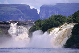 South America Nature Escapes Drucke: Canaima Lagoon and falls