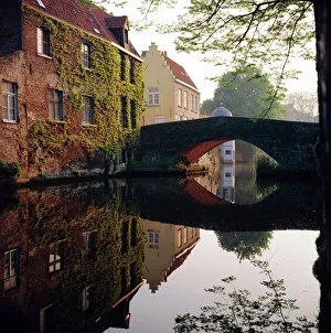 Drucke von Kanalreflexionen, Brügge, Belgien Belgien Drucke: Kanalspiegelungen, Brügge, Belgien.