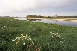 Windmills In Europe Drucke: Canal and windmill
