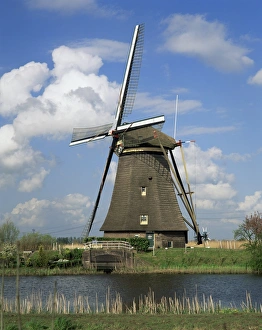 Windmills In Europe Drucke: Canal and windmill at Kinderdijk