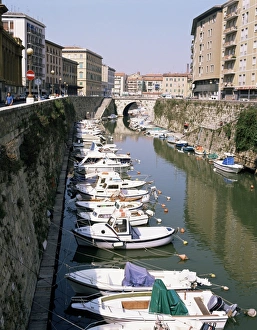 Italian Waterways Drucke: Canals intersect the city
