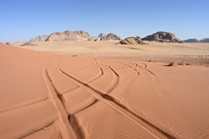 Sand Dune Scenery Drucke: Car tracks in the sand