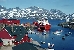 Drucke von Kargenschiff mit Fracht am Kaiufer im Hafen und kleine Boote sowie Berge im Hintergrund an der Insel Ammassalik östlich von Grönland in den Polargebieten Verwandte Bilder Drucke: Frachtkahn mit Fracht am Kai