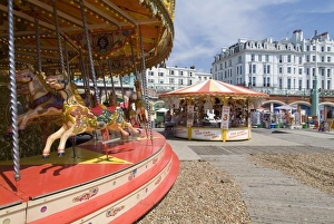 Brighton Und Hove Drucke: Karussell an der Brighton Beach in Brighton im Südengland Vereinigtes Königreich Europa