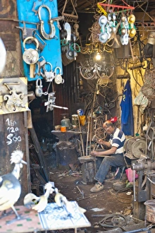 Marrakech Souk Drucke: Carpenter and metalworker in his workshop in the souk