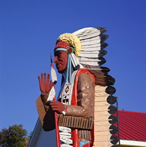 Bildhauerei Drucke: Schneidung eines amerikanischen Ureinwohners am Mohawk-Pfad in Massachusetts im Nordosten der Vereinigten Staaten von