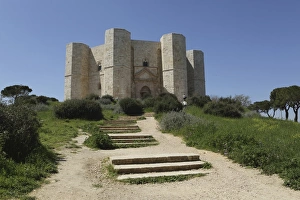 Colorful Italian Landmarks Drucke: Castel del Monte, octagonal castle, built for Emperor Frederick II in the 1240s